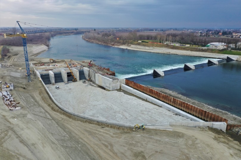 Una corsia per i pesci e rampa per le canoe